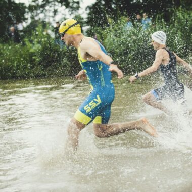 Jak ukończyć pierwszy triathlon? Plany, porady, ćwiczenia i sprzęt dla biegacza