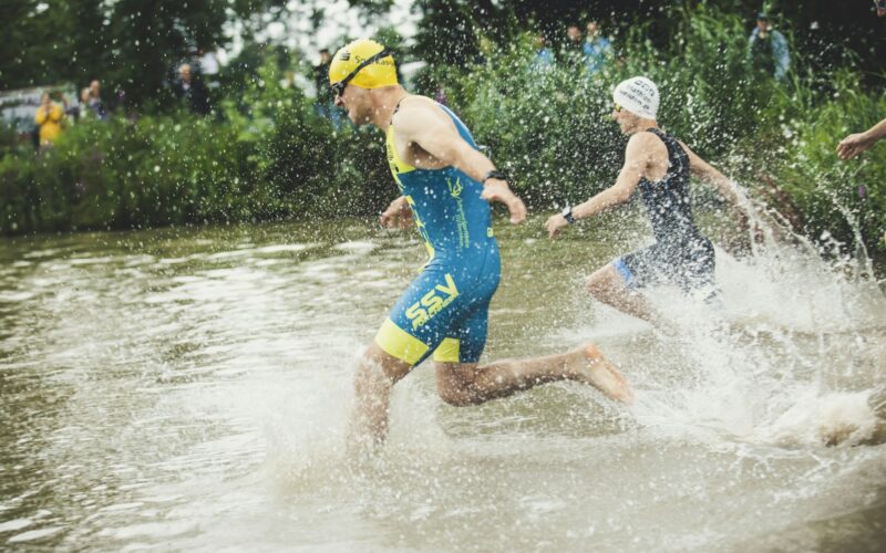 Jak ukończyć pierwszy triathlon? Plany, porady, ćwiczenia i sprzęt dla biegacza