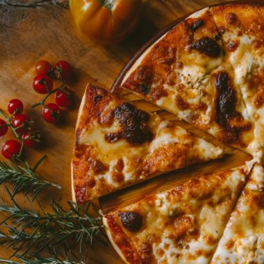 Przepis na domową pizzę: ciasto, dodatki i triki kucharzy
