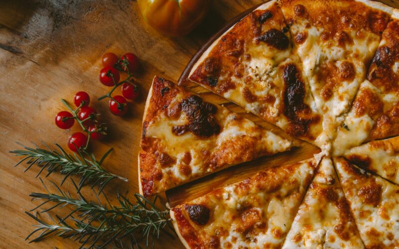 Przepis na domową pizzę: ciasto, dodatki i triki kucharzy