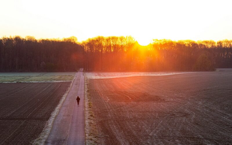 Bieganie rano: 7 kroków, które pomogą Ci regularnie trenować o świcie